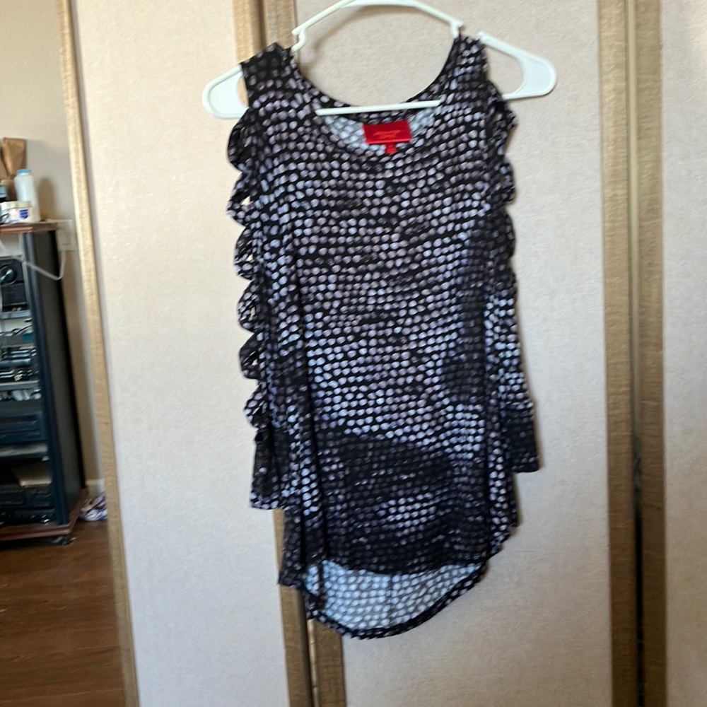 FINAL MARKDOWN Jennifer Lopez Black and White top with ladder style sleeves xs